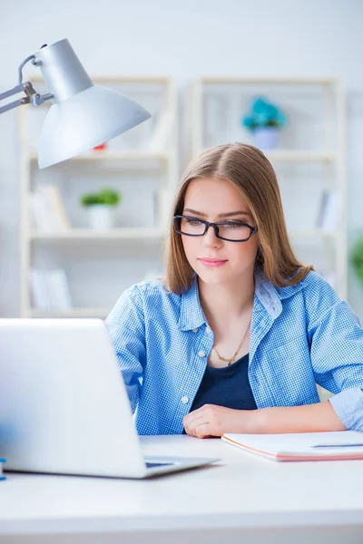 Junge Teenagerin bereitet sich zu Hause auf Prüfungen vor — Stockfoto