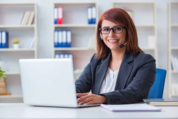 Call center operator werkt samen met klanten — Stockfoto