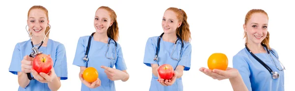 Bonito médico en uniforme azul con estetoscopio e isola de manzana — Foto de Stock