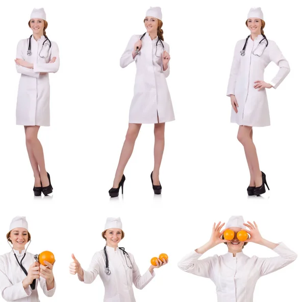 Médico mulher atraente com estetótopo isolado em branco — Fotografia de Stock