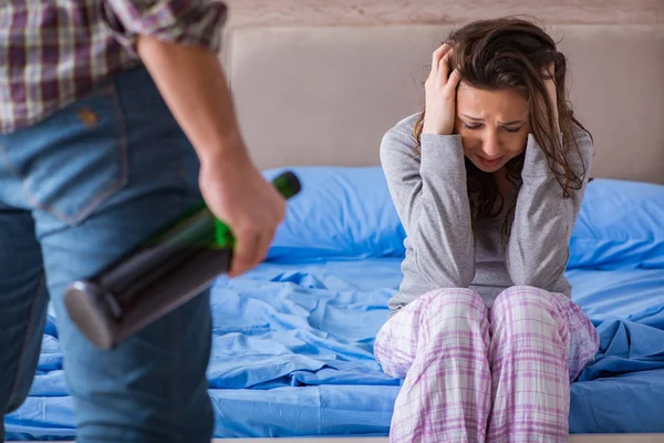 Концепция домашнего насилия в семейном споре с пьяным алкоголиком — стоковое фото