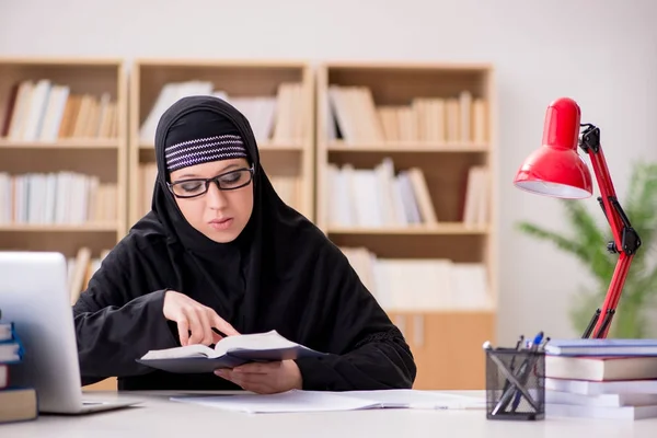 Chica musulmana en hiyab estudiando preparación para los exámenes —  Fotos de Stock