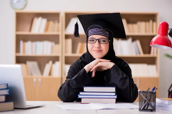 Chica musulmana en hiyab estudiando preparación para los exámenes —  Fotos de Stock