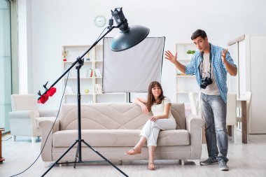 Fotoğraf stüdyosunda çalışan genç fotoğrafçı.