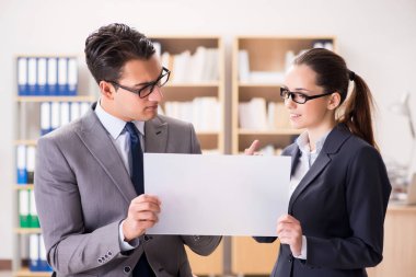 İş adamı ve iş kadını ofiste tartışıyorlar.