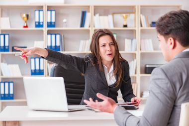 İş adamıyla iş kadını arasındaki iş görüşmesi