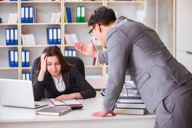 Kadın ve erkek arasındaki ofis anlaşmazlığı