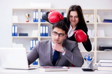 Kadın ve erkek arasındaki ofis anlaşmazlığı