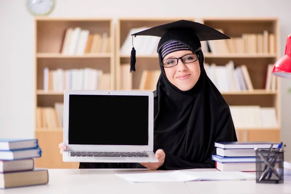 Chica musulmana en hiyab estudiando preparación para los exámenes —  Fotos de Stock