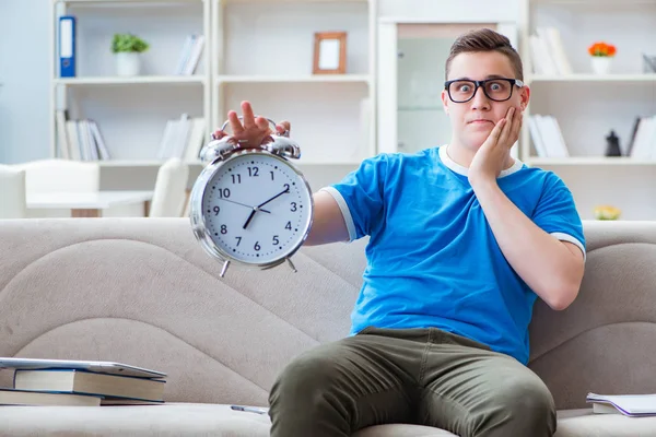 Estudiante joven preparándose para los exámenes que estudian en casa en un sofá — Foto de Stock