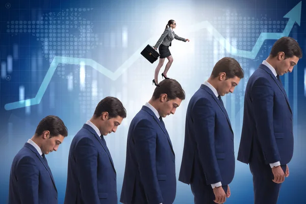 Деловые люди, поднимающиеся по карьерной лестнице в бизнес-концепции — стоковое фото
