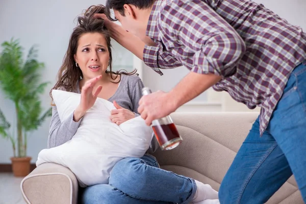 Häusliche Gewalt im Familienstreit mit betrunkenem Alkoholiker — Stockfoto