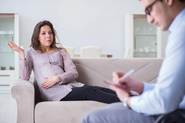 Zwangere vrouw bezoekt psycholoog arts — Stockfoto