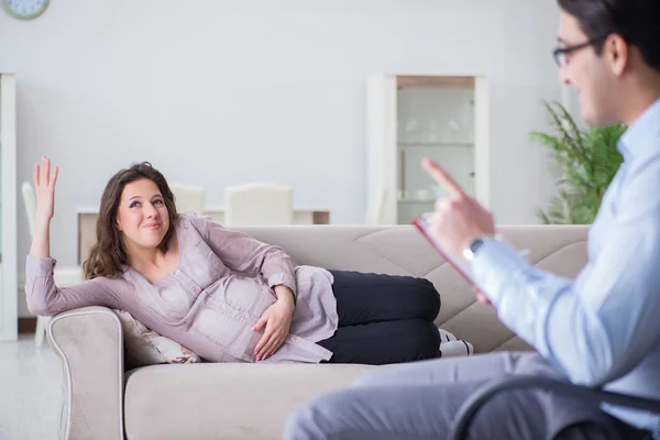 Donna incinta dal medico psicologo — Foto Stock