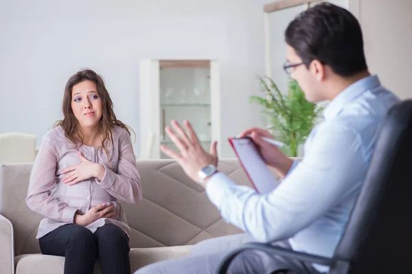 Mulher grávida visitante psicólogo médico — Fotografia de Stock