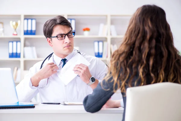 Sağlık sigortası dolandırıcılığı konseptinde genç doktor — Stok fotoğraf