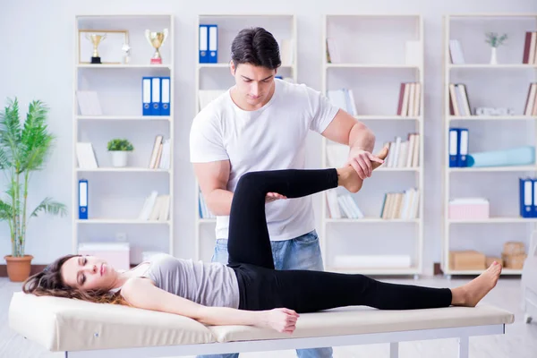 Jonge arts chiropractor masseren vrouwelijke patiënt vrouw — Stockfoto