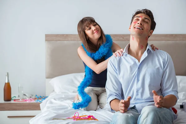 Jovem casal festejando na cama — Fotografia de Stock