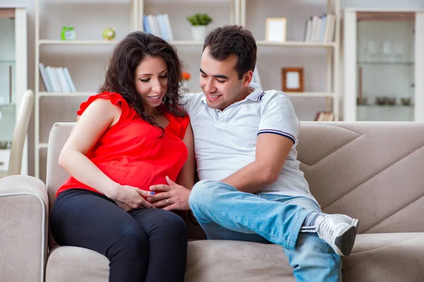 Jong stel familie verwacht een baby — Stockfoto