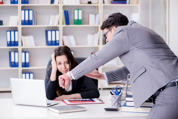 Conflit de bureau entre homme et femme — Photo