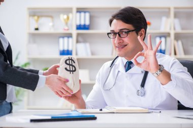 Sağlık sigortası dolandırıcılığı konseptinde genç doktor