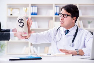 Sağlık sigortası dolandırıcılığı konseptinde genç doktor