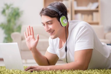 Freelancer evde çalışıyor ve müzik dinliyor.