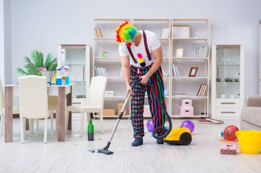 Komik palyaço evde temizlik yapıyor.