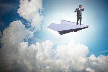 Ticari konseptte kağıt uçakla uçan bir iş adamı