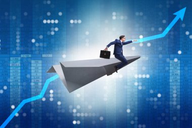 Ticari konseptte kağıt uçakla uçan bir iş adamı