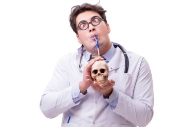 Beyaz izole kafatası ile komik doktor