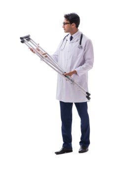 Genç doktor, beyaz sırtında tek başına yürüyor.