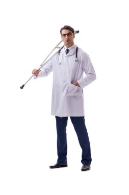 Genç doktor, beyaz sırtında tek başına yürüyor.