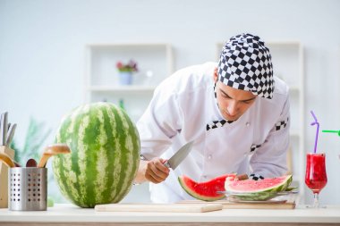 Mutfakta karpuzlu bir erkek aşçı.