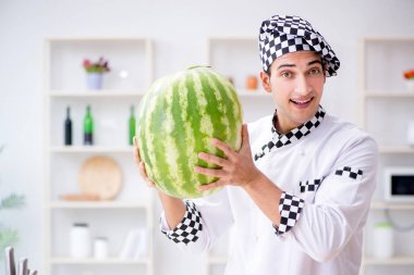 Mutfakta karpuzlu bir erkek aşçı.