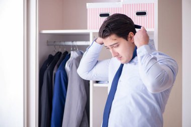 Genç işadamı iş için giyiniyor.