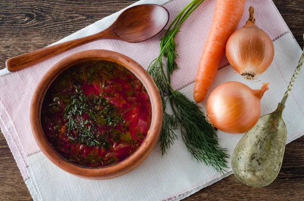 Skål med traditionell soppa Borscht på bordet — Stockfoto