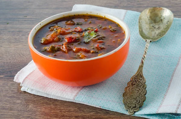 Bol de soupe traditionnelle Borscht sur la table — Photo