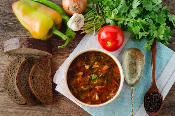 Schüssel mit traditioneller Suppe Borscht auf dem Tisch — Stockfoto