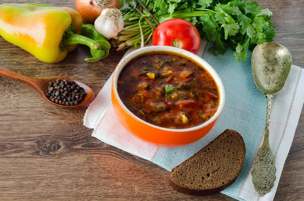 Schüssel mit traditioneller Suppe Borscht auf dem Tisch — Stockfoto