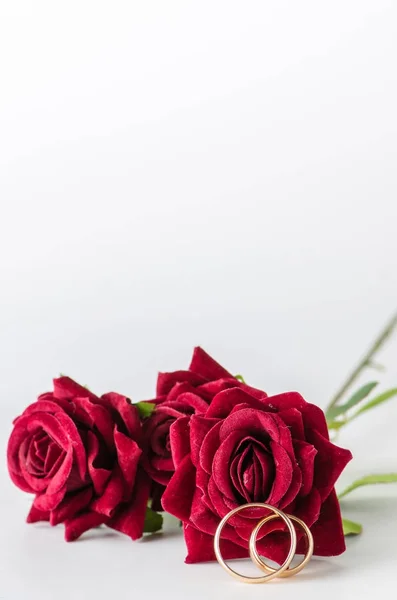 Hochzeitskonzept mit Ringen und Rosen — Stockfoto