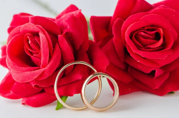 指輪とバラとの結婚式の概念 — ストック写真