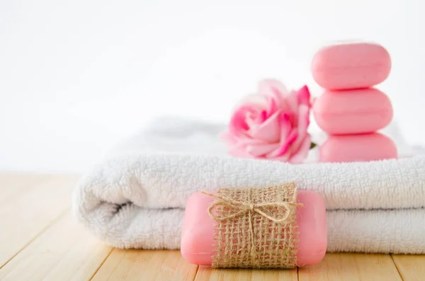 Концепция здорового образа жизни с ароматическим мылом — стоковое фото