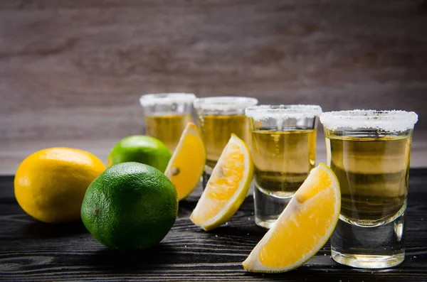 Bebida de tequila servida em copos com limão e sal — Fotografia de Stock