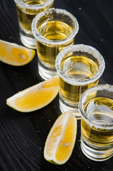 Tequila drank geserveerd in glazen met limoen en zout — Stockfoto