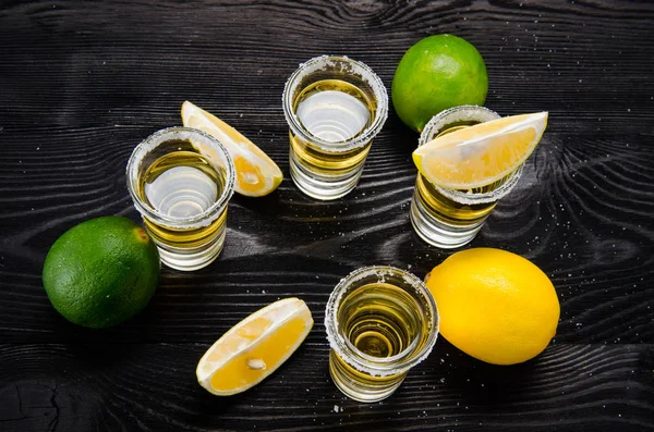 Tequila ital, lime-mal és sóval töltött pohárban — Stock Fotó