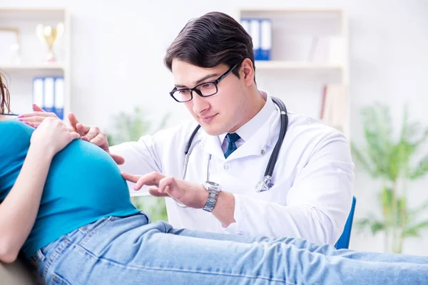 Mulher grávida visitando médico no conceito médico — Fotografia de Stock