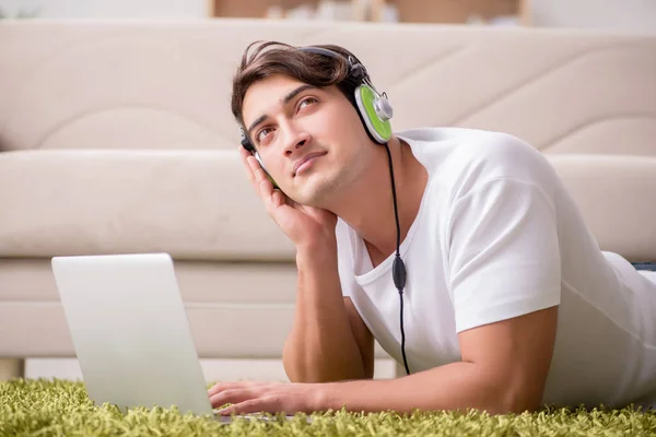 Freelancer die thuis werkt en naar muziek luistert — Stockfoto