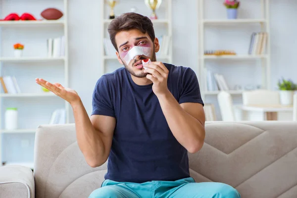 Ung man återhämtar sig hemma efter plastikkirurgi näsa — Stockfoto