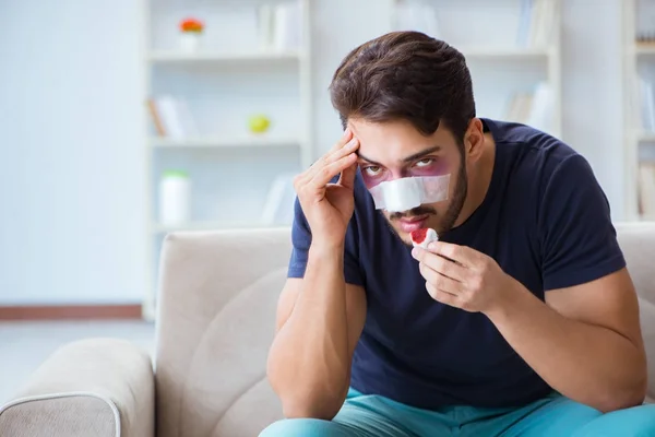 Hombre joven recuperando la curación en casa después de la cirugía plástica nariz — Foto de Stock